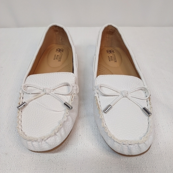 Cushion Walk by Avon Women's White Slip-On Loafers Size 6 NWOT - Picture 3 of 9